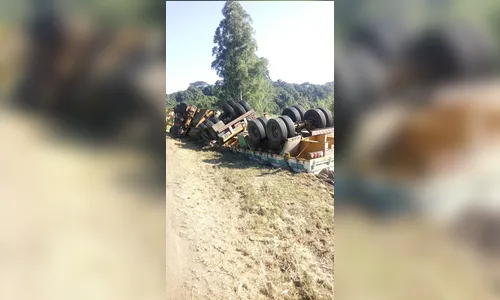 Bitrem tomba na Serra do Cadeado e motorista fica ferido