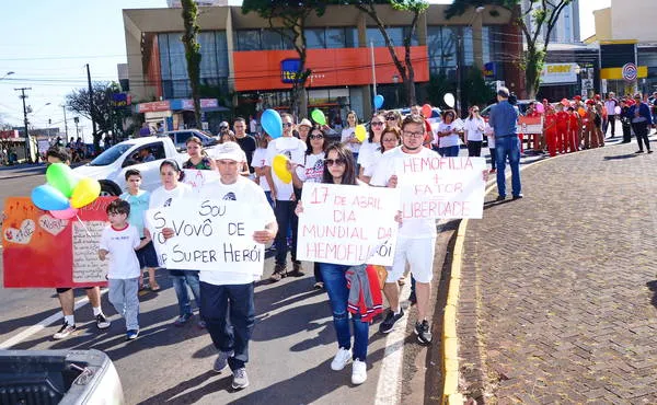 Participantes fizeram uma caminhada no entorno da Praça Rui Barbosa (Foto: Delair Garcia)