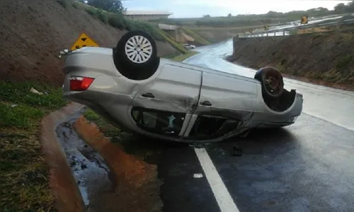 Carro capota no trevo do Pirapó em Apucarana 