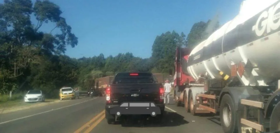 BR-376 fica bloqueada entre Mauá da Serra e Ortigueira após tentativa de assalto a carro-forte - Foto: Reprodução/Whatsapp