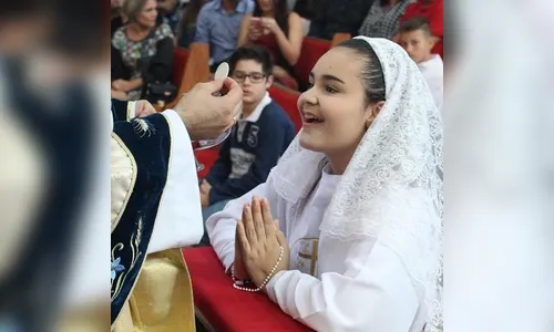 Foto de menina recebendo 1ª comunhão em Apucarana se espalha pelo Brasil via net