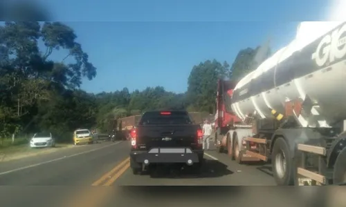 BR-376 fica bloqueada entre Mauá da Serra e Ortigueira após tentativa de assalto a carro-forte