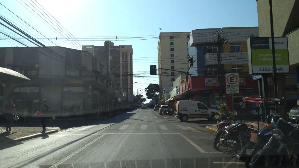 Semáforo situado no cruzamento da Rua Renê Camargo de Azambuja com a Rua ponta grossa, no centro de Apucarana, parou de funcionar - Foto: TNONLINE
