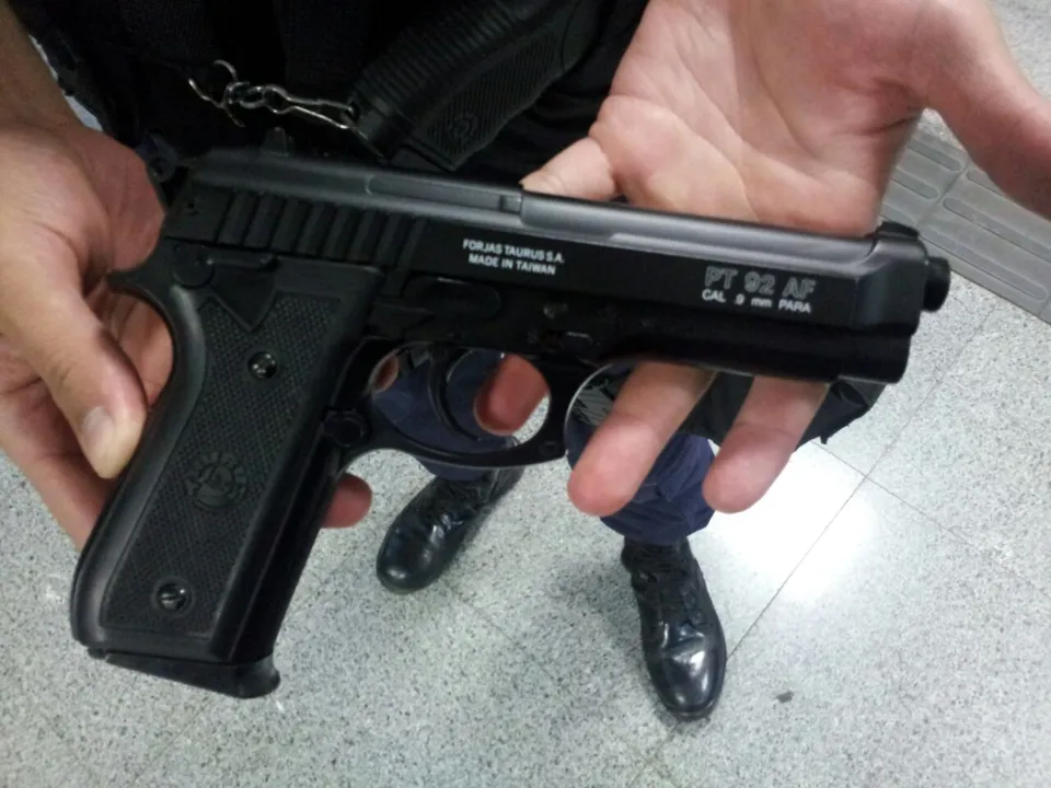 Simulacro idêntico de pistola - Foto - Foto: Divulgação/PM