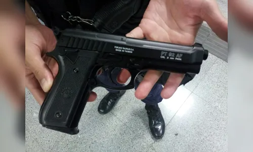 Dupla usa pistola de brinquedo para assaltar estabelecimento comercial em Apucarana
