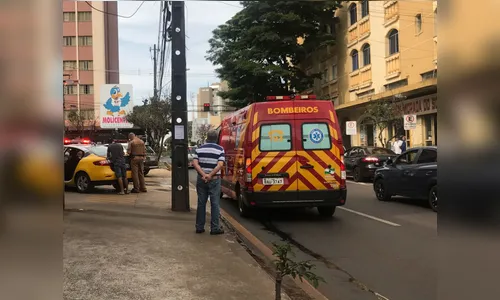 Acidente no centro deixa casal ferido e motorista é detido por omissão de socorro