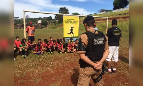 Equipe do Canil da PM faz apresentação e palestra sobre prevenção do uso de drogas