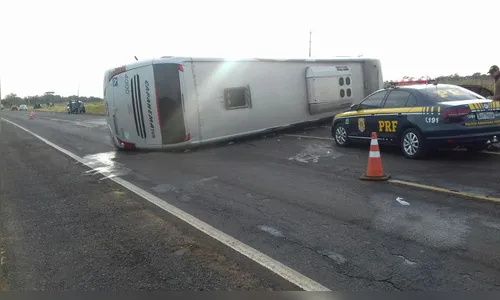 Acidente com ônibus e dois carros na BR-373 deixa nove mortos e 30 feridos