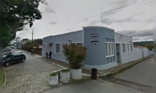 Menina de 16 anos é apreendida após encomendar a morte do pai e da madrasta