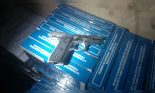 
							Polícias Civil e Militar realizam operação em Faxinal e apreendem drogas, arma e contrabando
						
						