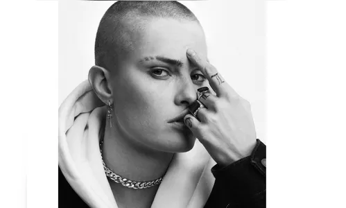 Top Isabeli Fontana posta foto com cabelo raspado