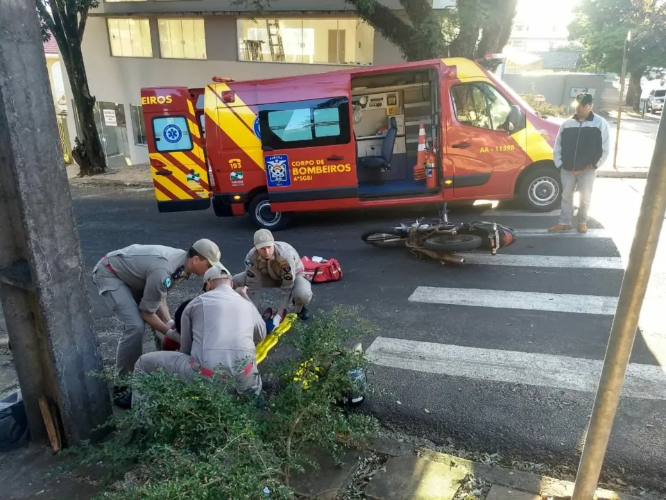 Duas ficam pessoas feridas em acidente no centro de Apucarana​ - Foto: TNONLINE