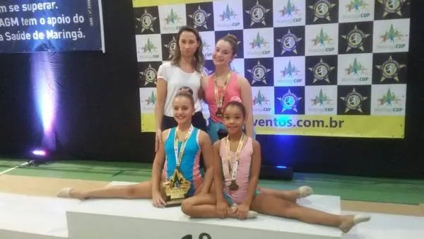 A técnica Regina Gil e as meninas que se destacaram na competição maringaense - Foto: Divulgação
