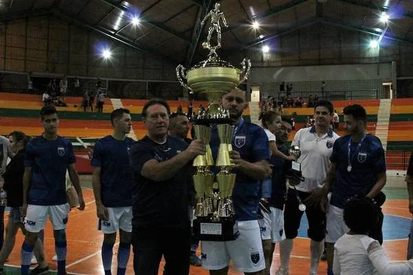 Altair Sartori, secretário de Esporte, entrega troféu ao jogador Marquinhos Aricanduva na competição do ano passado - Foto: Divulgação