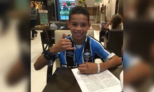 Jovem atacante apucaranense assina contrato com empresa de material esportivo