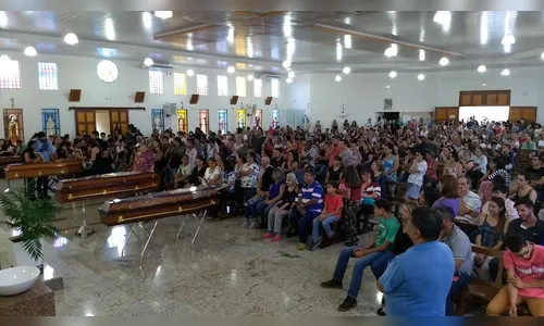 Corpos dos seis jovens mortos em acidente na PR-082 são velados em Ivaiporã em meio a muita comoção