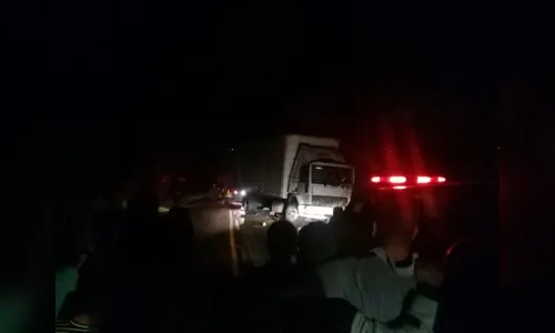 
							Corpos dos seis jovens mortos em acidente na PR-082 são velados em Ivaiporã em meio a muita comoção
						
						
