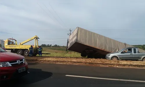 Carreta tomba e bloqueia parte da BR-376