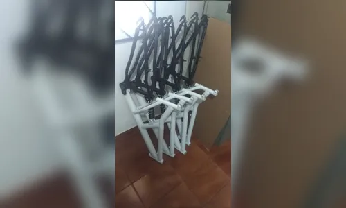 Motorista encontra quadros de bicicleta na rodovia e entrega à PRF em Apucarana