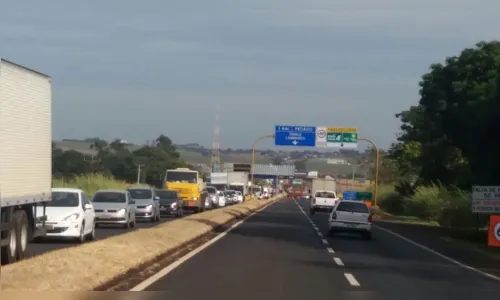 
							Carreta tomba e bloqueia parte da BR-376
						
						