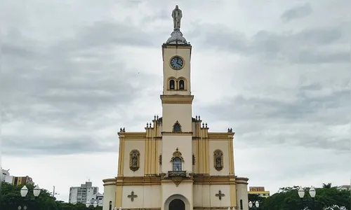 Mães Intercessoras rezam terço na escadaria da Catedral e fazem procissão em Apucarana