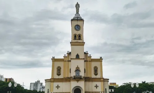 Mães Intercessoras rezam terço na escadaria da Catedral e fazem procissão em Apucarana - Foto:TNONLINE