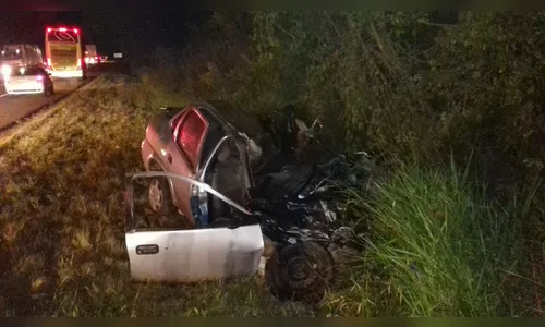 Jovem de 25 anos morre após acidente entre carro e caminhão