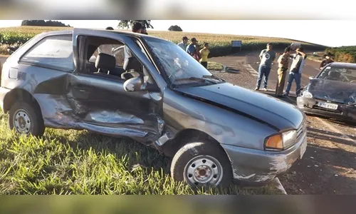 Carros se envolvem em acidente no trevo de Cambira