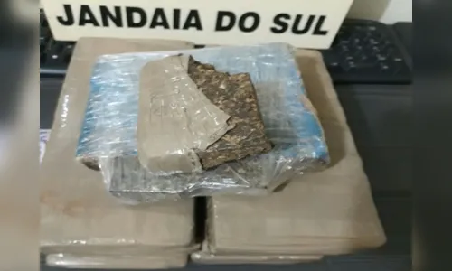 
							Sete pessoas são presas e dois menores apreendidos com mais de 4kg de maconha 
						
						