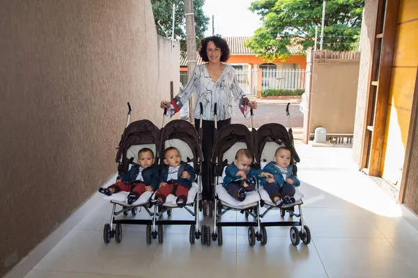 Silvia Helena Rosa, 41 anos, que comemora hoje seu primeiro Dia das Mães cercada de seus quadrigêmeo - Foto: TNONLINE