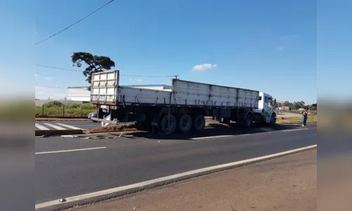 
							Carga cai de caminhão e interdita rodovia entre Arapongas e Rolândia
						
						