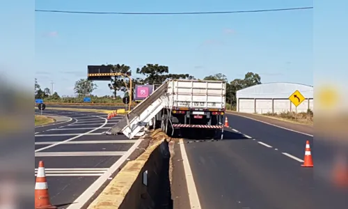 
							Carga cai de caminhão e interdita rodovia entre Arapongas e Rolândia
						
						