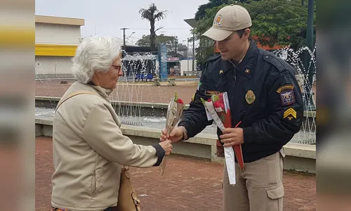 Bombeiros prestam homenagem às mães no dia delas 