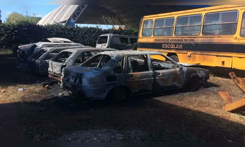 Nove veículos da prefeitura de Ariranha do Ivaí são incendiados em pátio
