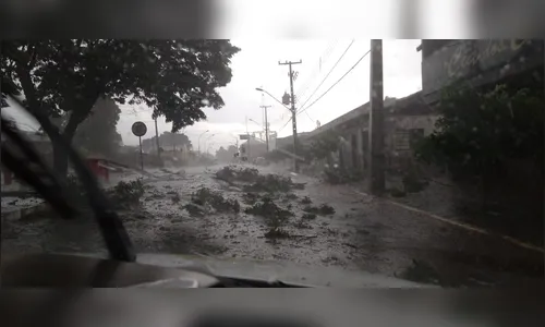 Chuva com vento forte causa estragos em Cruzmaltina