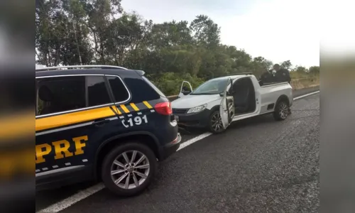 
							Homem salta de carro em movimento com quase 200 kg de maconha e foge, relata PRF
						
						
