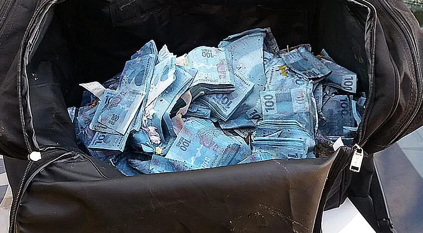 Sacola com cerca de R$ 2 milhões em notas falsas é achada por agricultor boiando em rio - Foto: Reprodução/PM