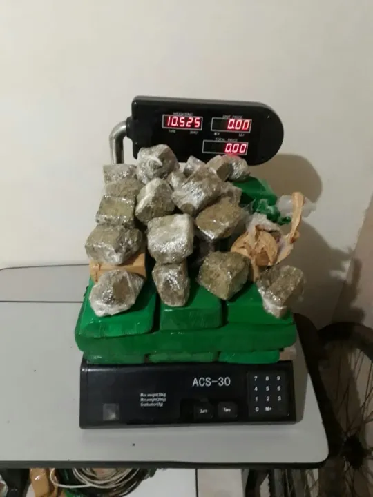 Grande quantidade de droga foi apreendida em residência. FOTO - PM