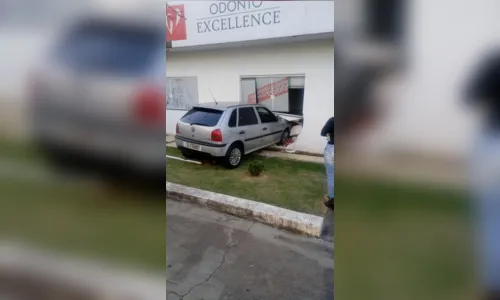 
							Motorista perde controle da direção e bate contra imóvel em Arapongas
						
						