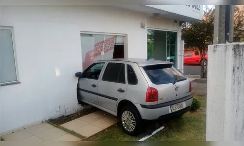 Motorista perde controle da direção e bate contra imóvel em Arapongas
