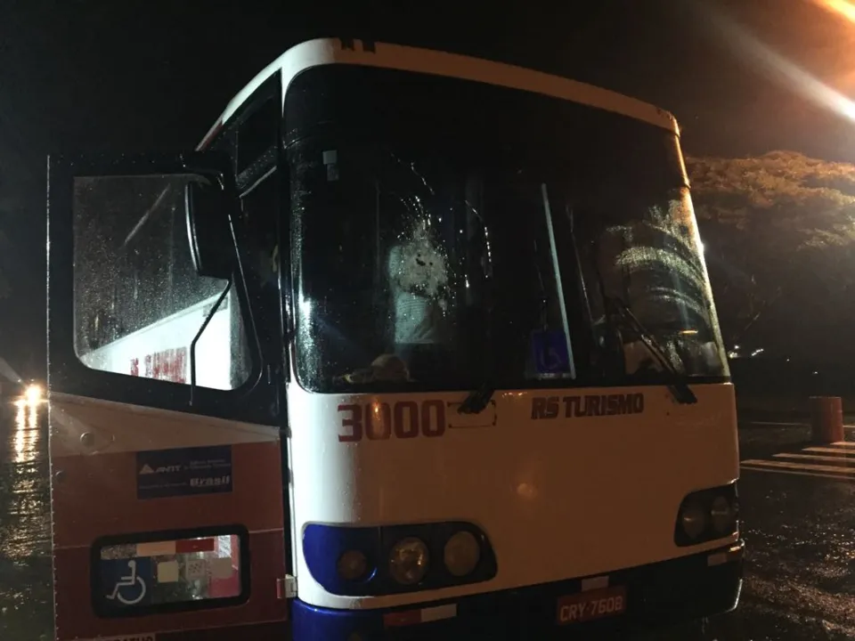 Ônibus que levava pacientes com câncer foi abordado por assaltantes na BR-365 - Foto: Divulgação/PRE