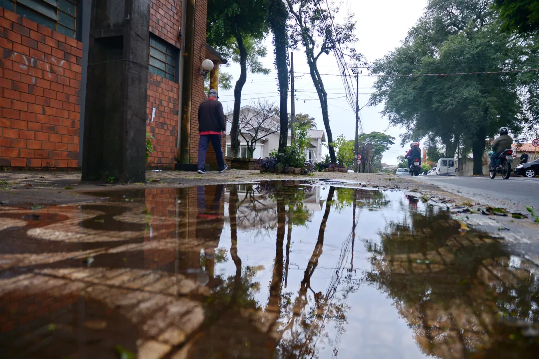 Madrugada foi de chuva em Apucarana (Foto: Sérgio Rodrigo)