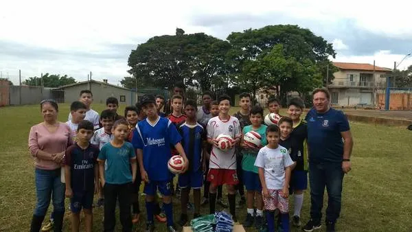 O secretário de Esporte Altair Sartori com os atletas dos polos esportivos de Arapongas - Foto: Divulgação