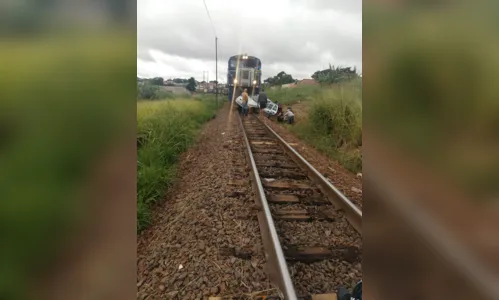 
							Carro se envolve em acidente com trem e é arrastado por 500 metros; motorista e menino de 4 anos ficam feridos 
						
						