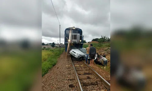 Carro se envolve em acidente com trem e é arrastado por 500 metros; motorista e menino de 4 anos ficam feridos 
