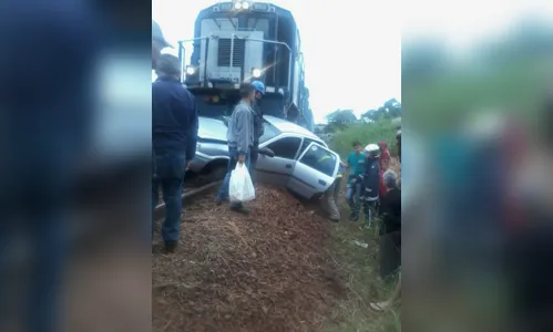 
							Carro se envolve em acidente com trem e é arrastado por 500 metros; motorista e menino de 4 anos ficam feridos 
						
						