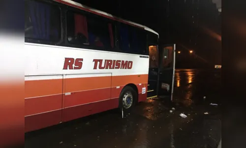 
							Bandidos ferem motorista a tiro, trancam vítimas em bageiro e roubam R$ 24,5 mil em assalto a ônibus de turismo
						
						