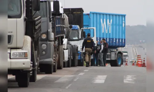 
							Liminar proíbe bloqueio de rodovias por caminhoneiros no Paraná
						
						