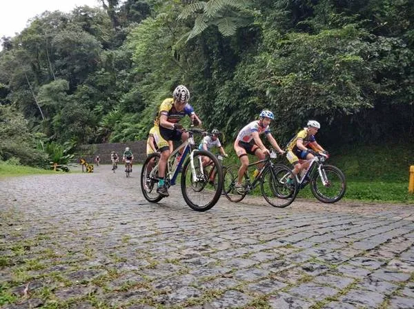 Cinco ciclistas de Arapongas competiram neste final de semana na Serra da Graciosa - Foto: Divulgação