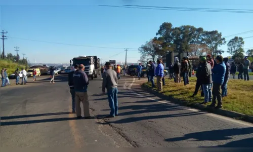 
							Caminhoneiros protestam em Arapongas, Califórnia, Mandaguari, Mauá, Londrina e Maringá
						
						